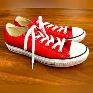 EUC Converse All Star Red Low Tops - Men’s 6.5/Women’s 8.5